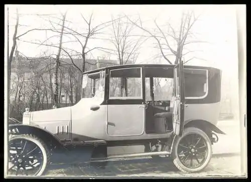 Fotografie Auto Siemens-Schuckert, Limousine mit Weinberger-Karosserie vor der Fabrik Zeppelinstrasse 71 in München