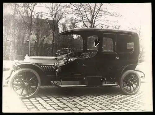 Fotografie Auto Opel Limousine, PKW mit Weinberger-Karosserie vor der Fabrik Zeppelinstr. 71 in München