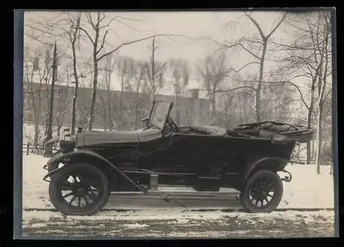 Fotografie Auto Protos 18 /42 PS Cabriolet, PKW mit Weinberger-Karosserie vor der Fabrik Zeppelinstr. 71 in München