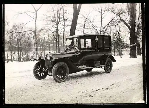 Fotografie Auto Praga 27 /62 PS Limousine, PKW mit Weinberger-Karosserie vor der Fabrik Zeppelinstr. 71 in München