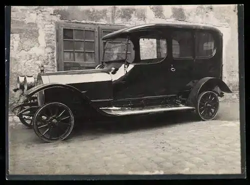 Fotografie Auto Protos 27 /62 PS, PKW ohne Reifen mit Weinberger-Karosserie auf Fabrikhof Zeppelinstr. 71 in München