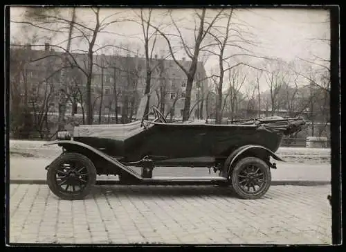 Fotografie Auto 12 /31PS Cabrio, PKW mit Weinberger-Karosserie vor der Fabrik Zeppelinstr. 71 in München