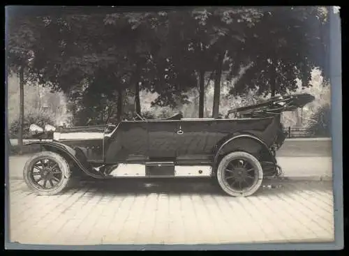 Fotografie Auto Protos 10 /30 PS Cabriolet, PKW mit Weinberger-Karosserie vor der Fabrik Zeppelinstr. 71 in München