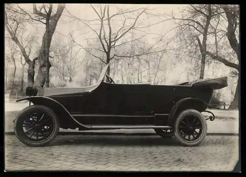 Fotografie Auto Protos 14 /38 PS Cabriolet, PKW mit Weinberger-Karosserie vor der Fabrik Zeppelinstr. 71 in München