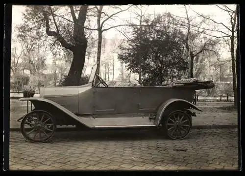 Fotografie Auto Protos 12 /31 PS Cabrio, PKW mit Weinberger-Karosserie vor der Fabrik Zeppelinstr. 71 in München