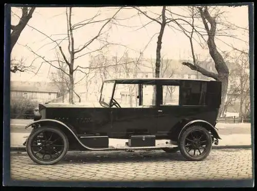 Fotografie Auto Protos 10 /30 PS Limousine, PKW mit Weinberger-Karosserie vor der Fabrik Zeppelinstrasse 71 in München