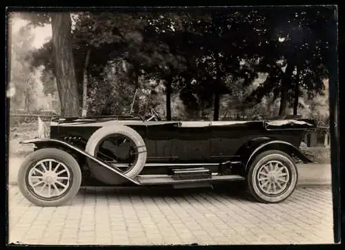 Fotografie Auto Phaeton Cabriolet, PKW mit Schwein als Kühlerfigur & Weinberger-Karosserie, Zeppelinstr. 71 in München