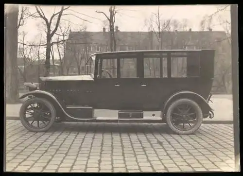 Fotografie Auto Protos 10 /30 PS Limousine, PKW mit Weinberger-Karosserie vor der Fabrik Zeppelinstr. 71 in München