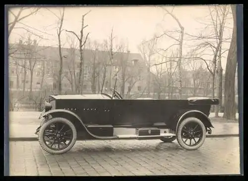 Fotografie Auto Protos 10 /30 PS Phaeton Cabrio, PKW mit Weinberger-Karosserie vor der Fabrik Zeppelinstr. 71 in München