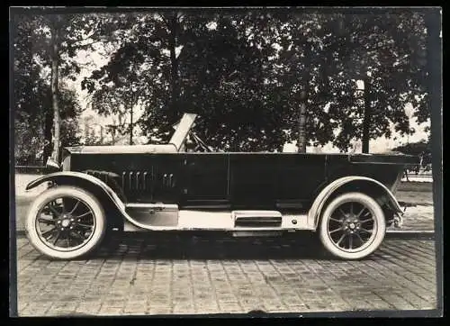 Fotografie Auto Protos 10 /30 PS Phaeton Cabrio, PKW mit Weinberger-Karosserie vor der Fabrik Zeppelinstr. 71 in München