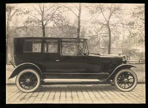 Fotografie Auto Steyr Limousine, PKW mit Weinberger-Karosserie vor der Fabrik Zeppelinstr. 71 in München