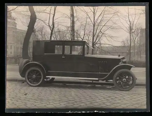 Fotografie Auto Steyr Limousine, PKW mit Weinberger-Karosserie vor der Fabrik Zeppelinstr. 71 in München