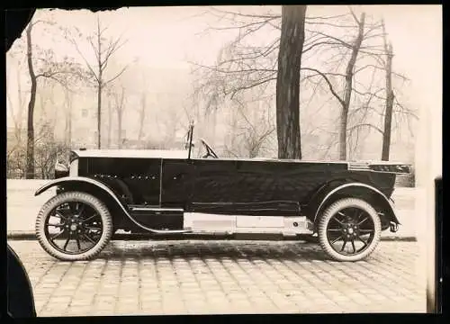 Fotografie Auto Protos 10 /30 PS Phaeton Cabrio, PKW mit Weinberger-Karosserie vor der Fabrik Zeppelinstr. 71 in München