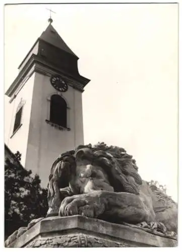 Fotografie Sedlar, Ansicht Wien-Aspern, Denkmal der Löwe von Aspern vor dem kirchturm am Heldenplatz 1939