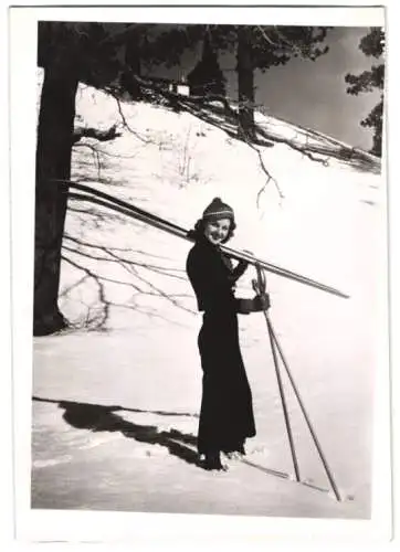 Fotografie Schostal, Skihase präsentiert die neueste Wintersport-Mode 1938