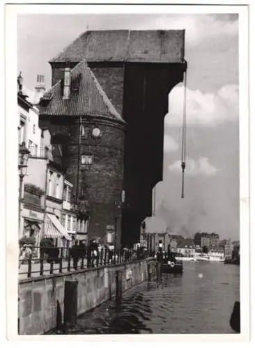 Fotografie Wien-Bild, Ansicht Danzig - Gdansk / Westpreussen, Hafenpromenade und Krantor