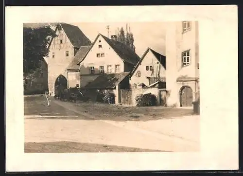 Foto-AK Iphofen, Strassenpartie mit Tor