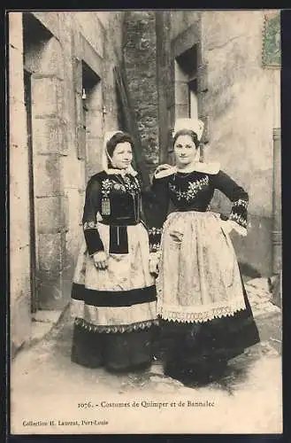 AK Zwei junge Damen aus der Bretagne in volkstypischen Trachten