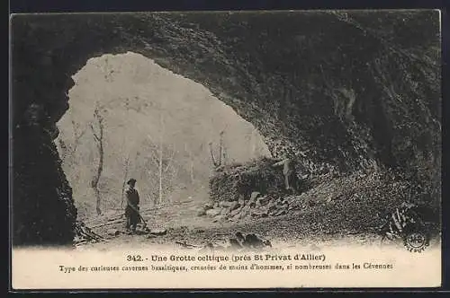 AK St Privat d`Allier, Grotte celtique, type des curieuses cavernes basaltiques