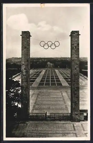 Foto-AK Berlin, Reichssportfeld, Blick von derr Deutschen Kampfbahn durch das Osttor