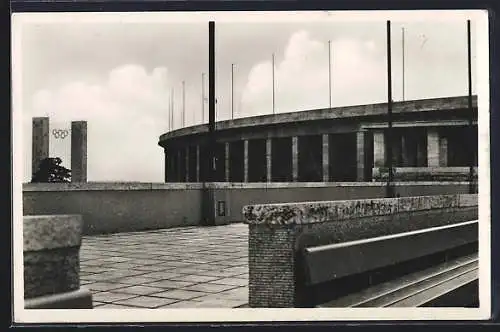 AK Berlin, Reichssportfeld, Blick v. Schwimmstadion auf das Osttor und die Deutsche Kampfbahn