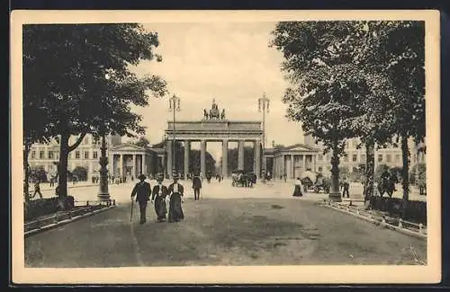 AK Berlin, Brandenburger Tor mit Passanten