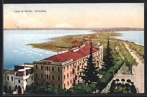 AK Sirmione /Lago di Garda, Panorama mit Strassenpartie