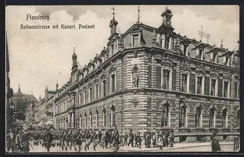 AK Flensburg, Rathausstrasse mit altem Postamt und Militärmarsch