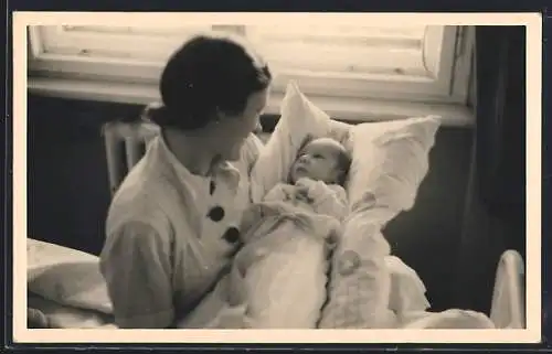 Foto-AK Mutter mit ihrem Baby auf dem Arm, Mutterglück