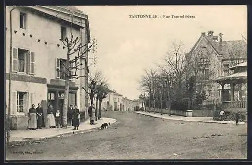 AK Tantonville, Rue Tourel frères avec habitants devant les maisons