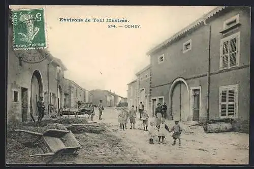 AK Ochey, Scène de rue avec enfants jouant et habitants devant les maisons