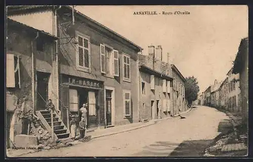 AK Arnaville, Route d`Orville avec maisons et habitants sur le trottoir