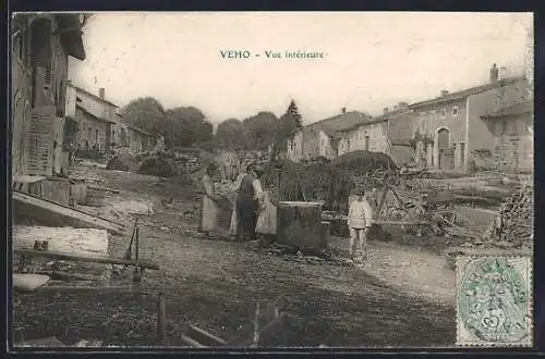 AK Vého, Vue intérieure du village avec habitants et rue principale