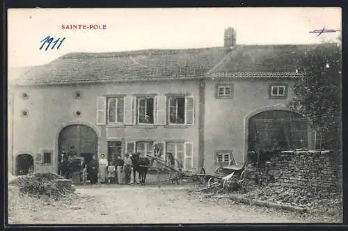 AK Sainte-Pole, Maison avec habitants et charrette devant l`entrée
