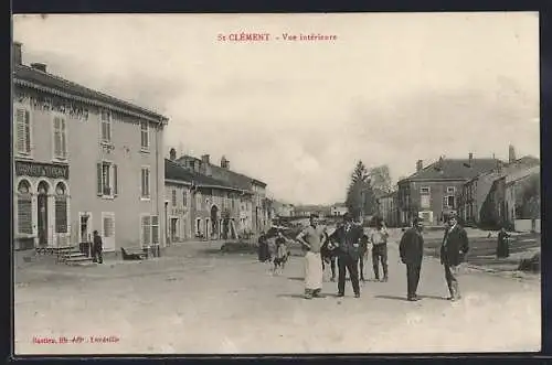 AK Saint-Clément, Vue intérieure avec habitants sur la place principale