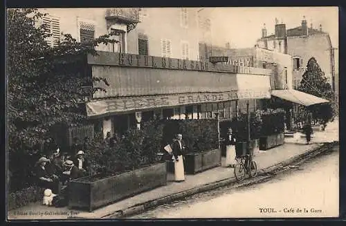 AK Toul, Café de la Gare avec terrasse et cycliste devant l`hôtel