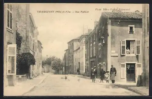 AK Thiaucourt, Rue Mathiot avec passants et bâtiments historiques