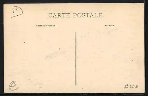 AK Thiaucourt, Rue Mathiot avec passants et bâtiments historiques