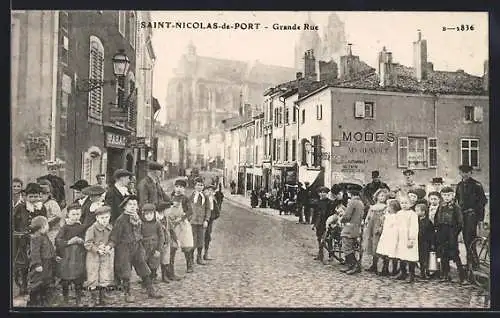 AK Saint-Nicolas-de-Port, Grande Rue animée avec enfants et passants