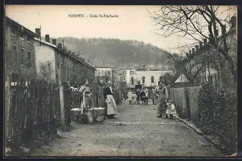 AK Pompey, Cité St-Enchaire avec habitants dans la rue