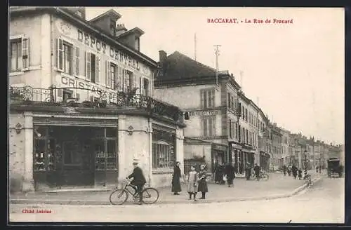 AK Baccarat, La Rue de Frouard avec cycliste et passants devant le Dépôt Central