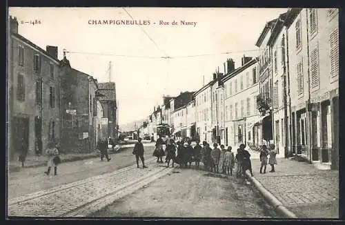 AK Champigneulles, Rue de Nancy avec enfants jouant dans la rue