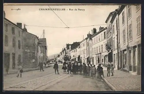 AK Champigneulles, Rue de Nancy animée avec enfants et bâtiments historiques