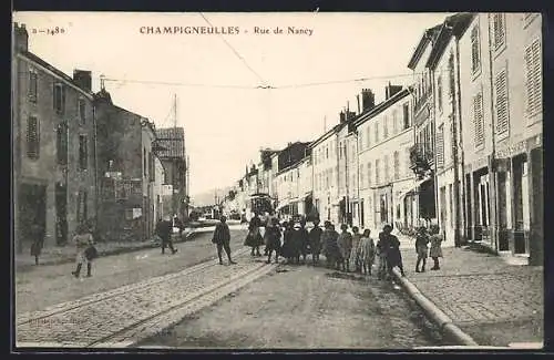 AK Champigneulles, Rue de Nancy avec enfants et tramway