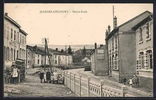 AK Jeandelaincourt, Mairie-École et rue animée avec enfants et passants