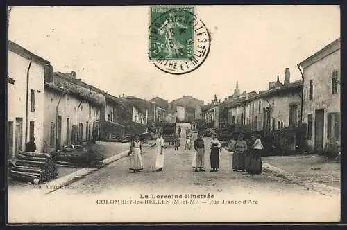 AK Colombey-les-Belles, Rue Jeanne-d`Arc avec habitants en scène de rue animée