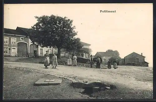 AK Petitmont, Scène de rue animée avec habitants devant des maisons
