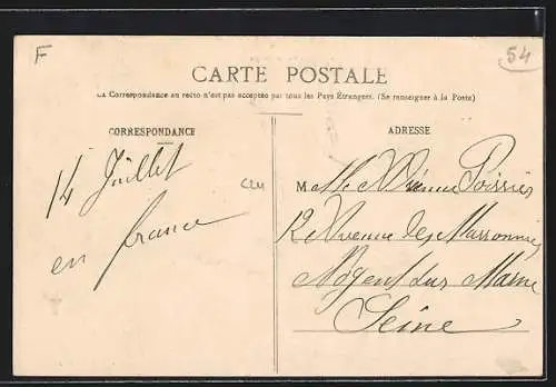 AK Longwy-Haut, Rue Victor Hugo avec passants et bâtiments historiques