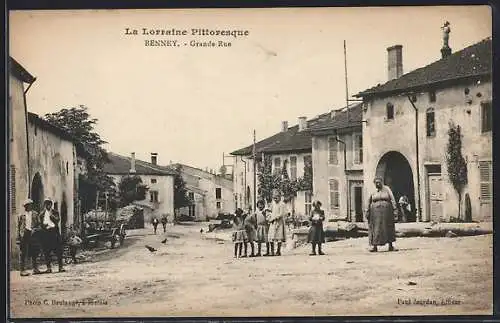 AK Benney, Grande-Rue animée avec des habitants et des bâtiments historiques
