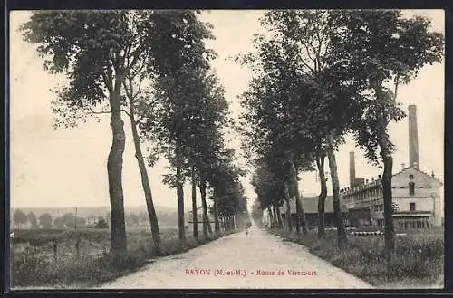 AK Bayon, Route de Virecourt bordée d`arbres et bâtiment industriel à droite